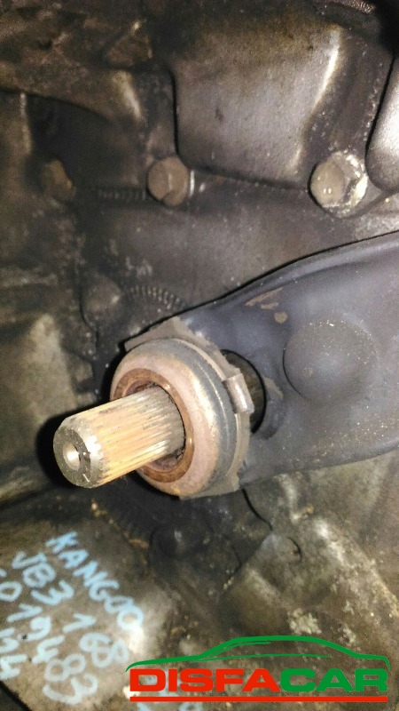 Cambio usato Renault Kangoo 1997, codice E7J77 – foto 2 di 9