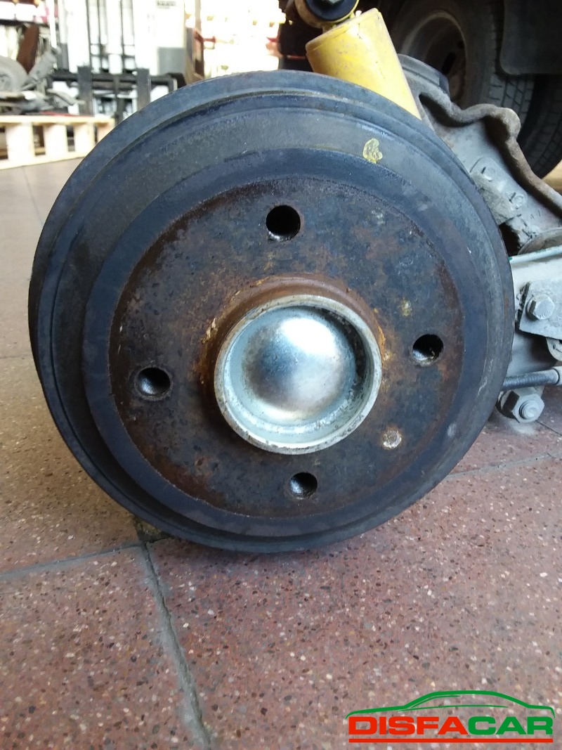 Assale posteriore usato Peugeot 106 MOZZI A 4 FORI senza ABS 1996, codice KFX – foto 2 di 7