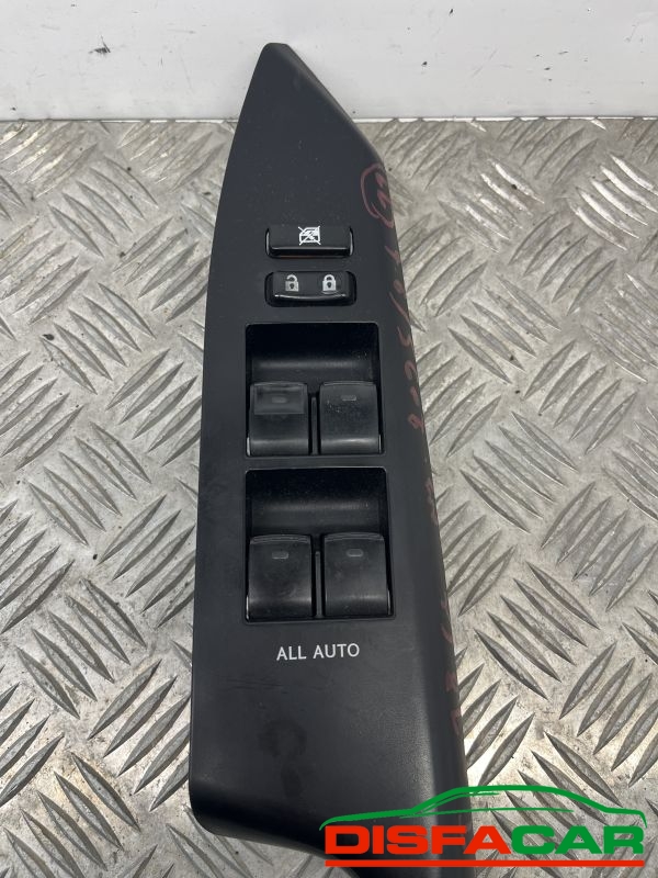 Pulsantiere alzavetri usate Lexus CT 200h 84040-33100 2010, codice 84040-33100 – foto 3 di 4