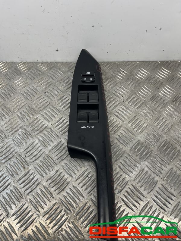 Pulsantiere alzavetri usate Lexus CT 200h 84040-33100 2010, codice 84040-33100 – foto 4 di 4